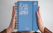 Portada de la Agenda OpoJournal 25·26 en color azul con la frase “Este es mi año”.
